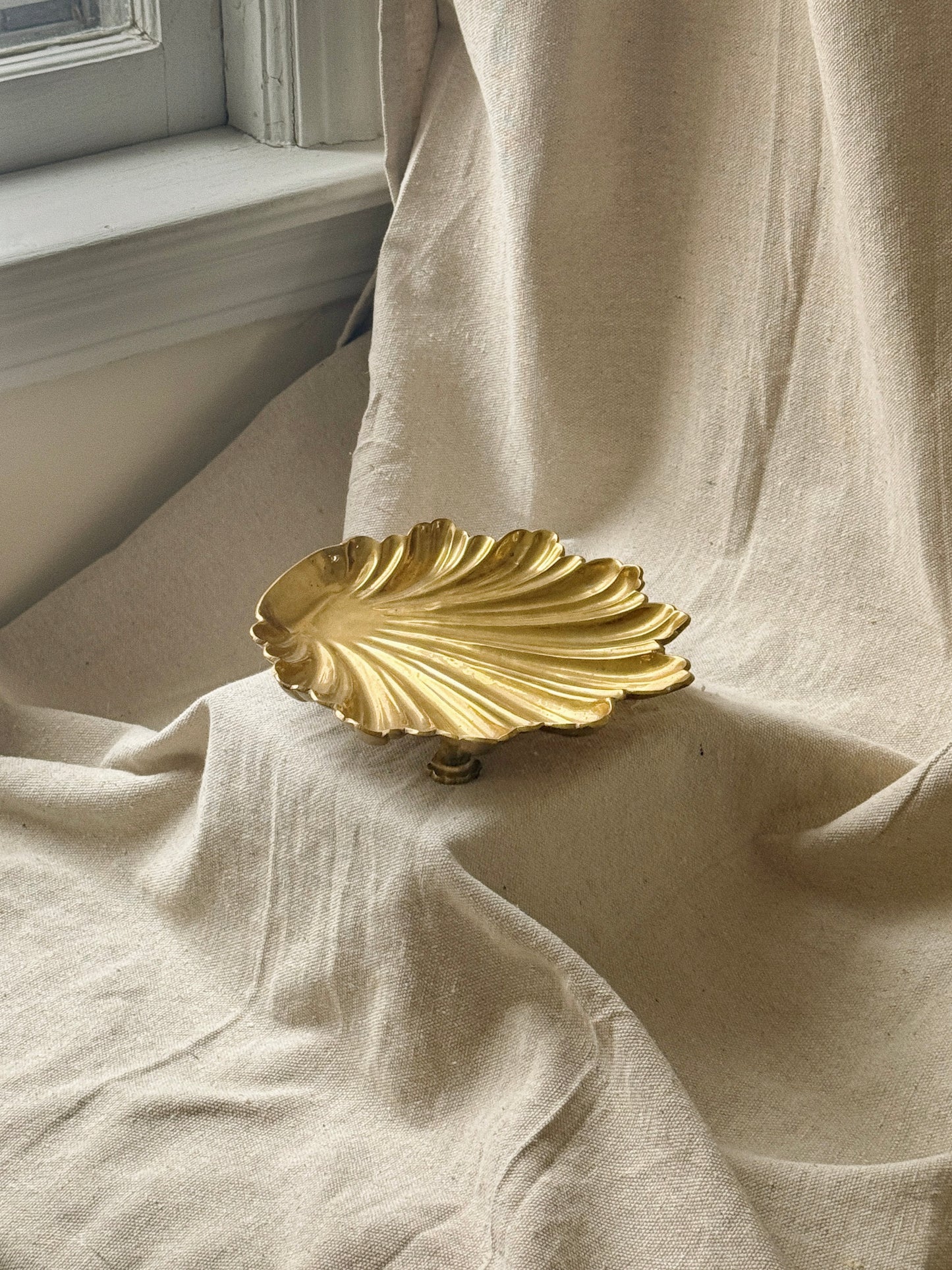 1970s Italian Raymor Style
Handcrafted Solid Brass Seashell
Footed Dish Bowl Catchall